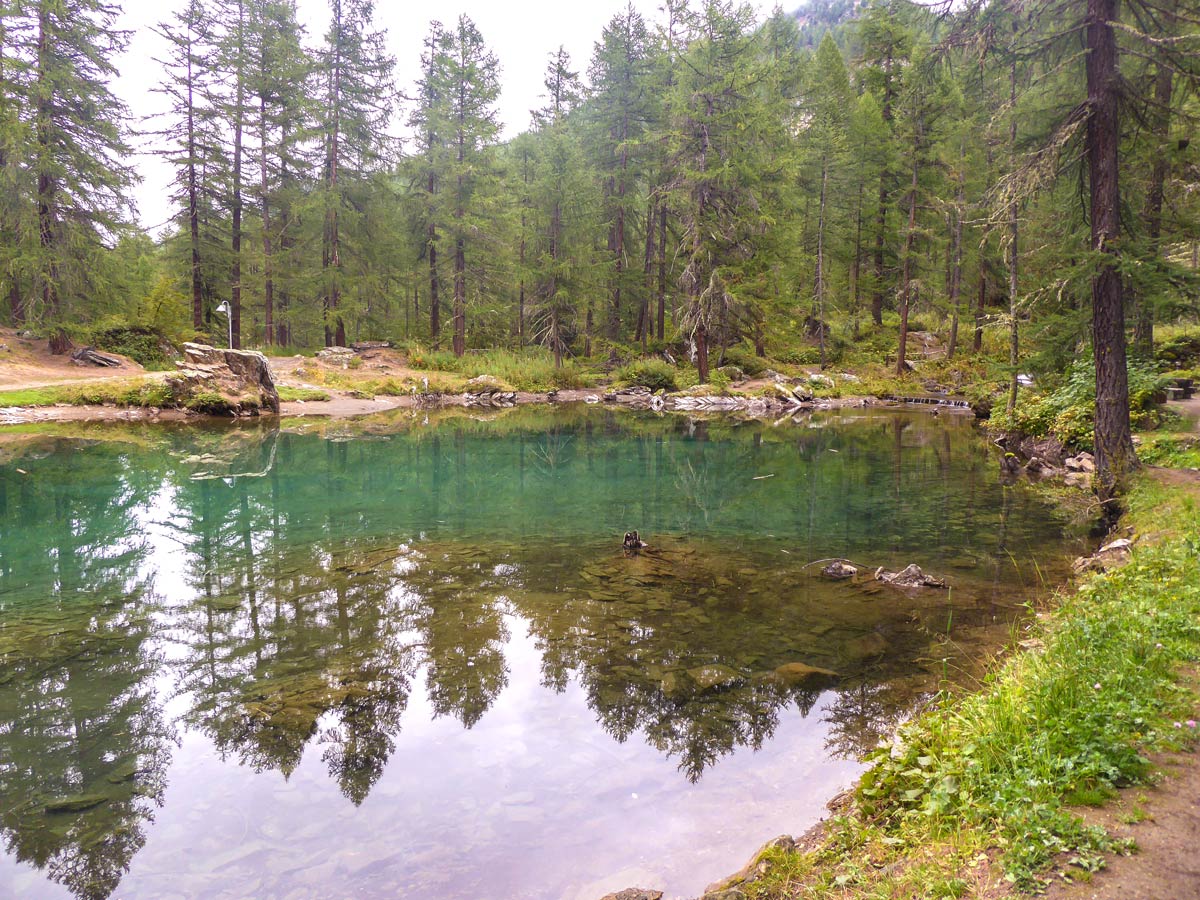 Beautiful hidden lake on Lago Pellaud via the Grand Rû Ring hike