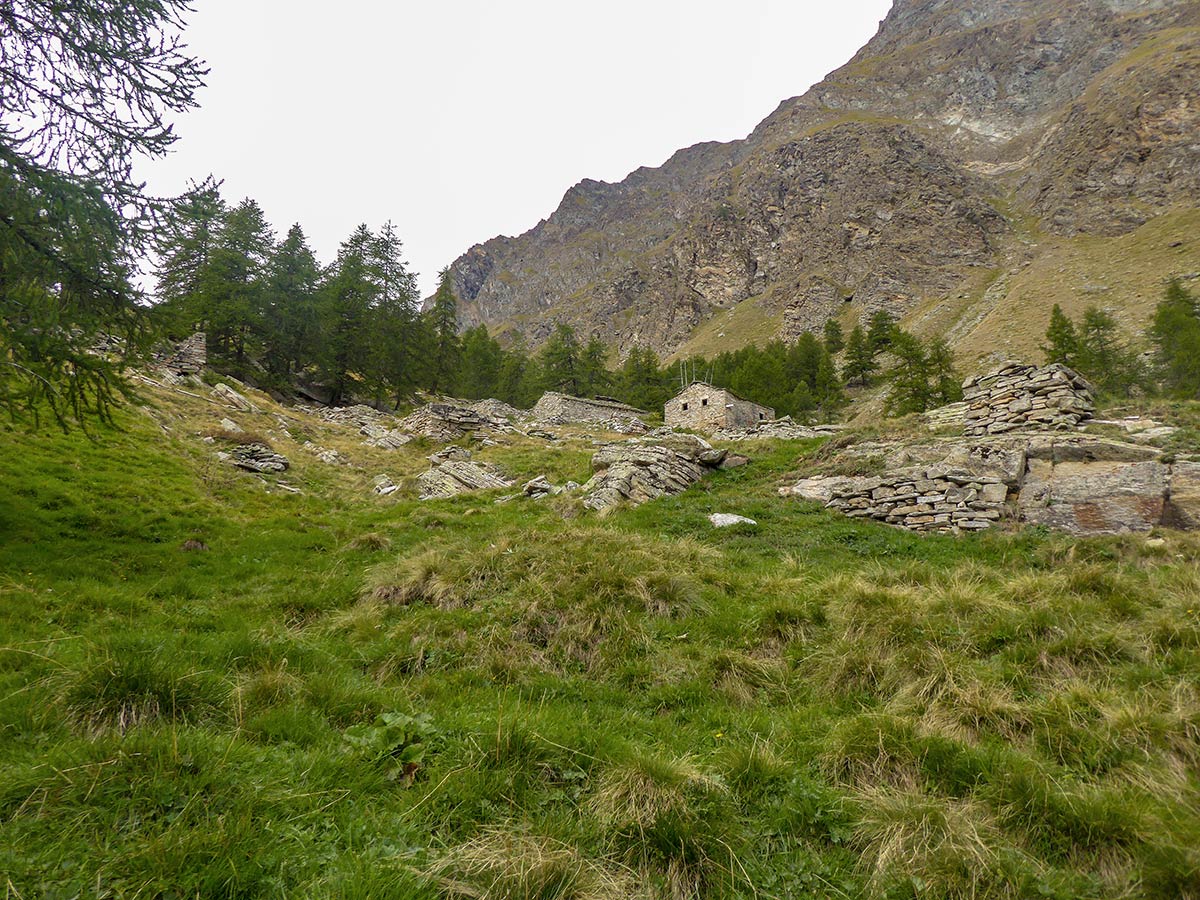 Old farmhouses on Rifugio Vittorio Sella trail