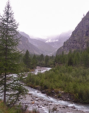 Panoramic view of Valnontey River trail