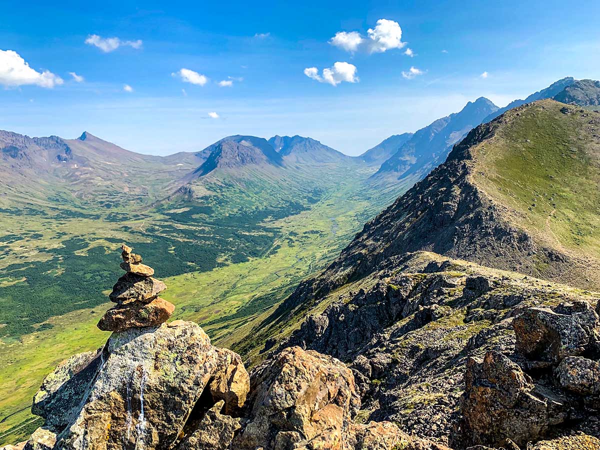 Cairn mountain ridge and beautiful views from the day hike to Flattop