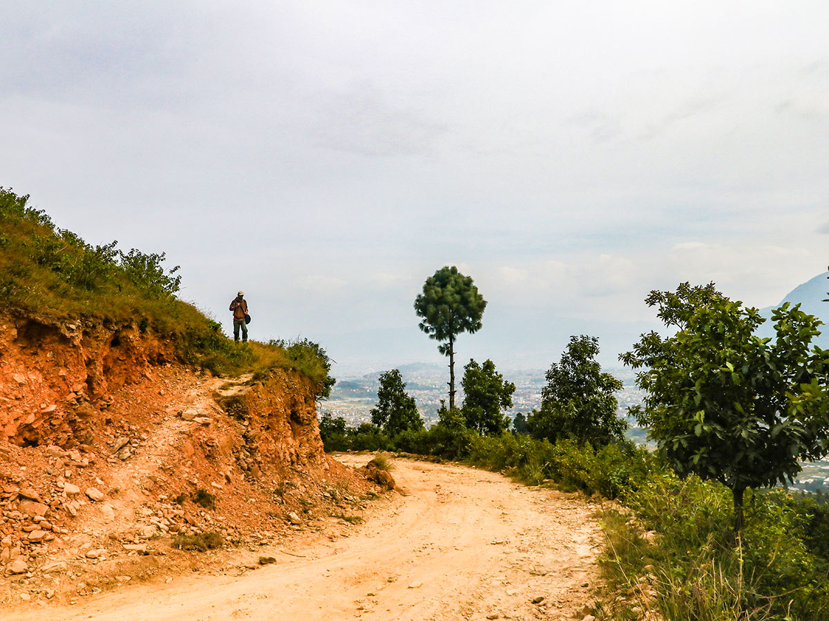 The trail leading to Indradaha and Dahachowk