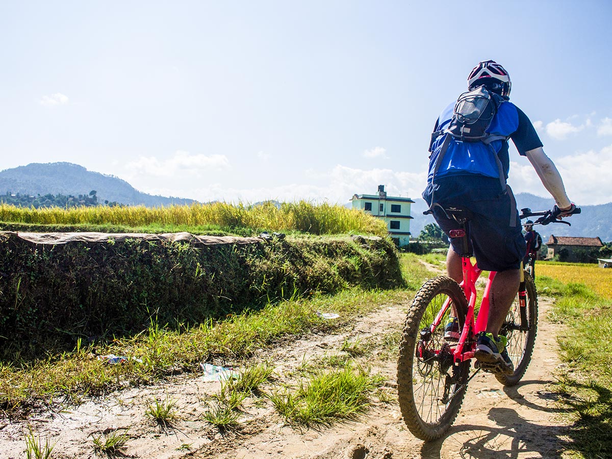 The flat trail leading to Jhor Mahankal