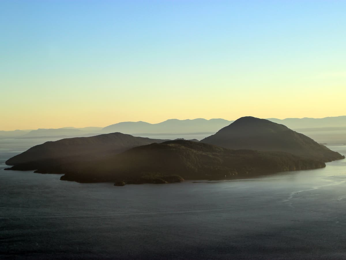 Bowen Island seen at sunset seen from Tunnel Bluffs hiking trail near Squamish