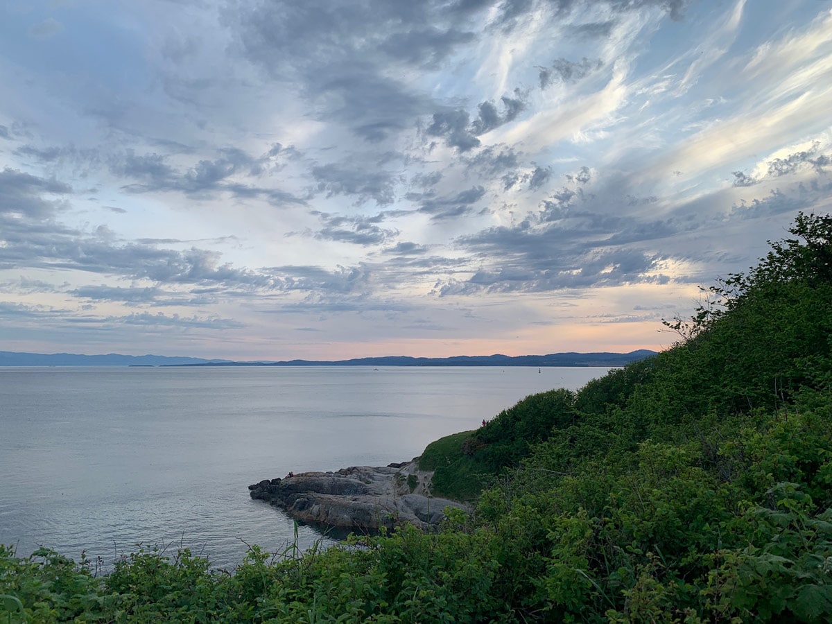 Looking out to the ocean from the walkway by Dallas Road near Victoria