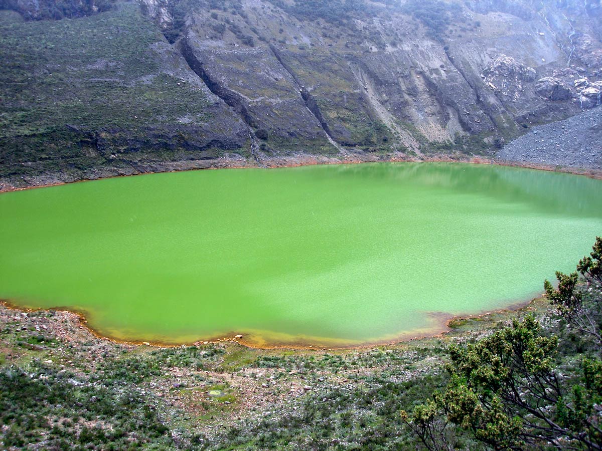 Green waters of Lake Shallap