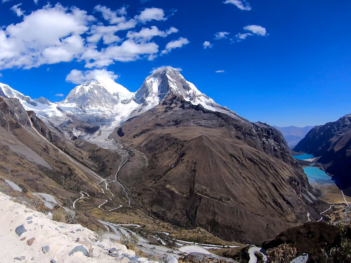 Mountains surrounding Portachuelo De Llanganuco