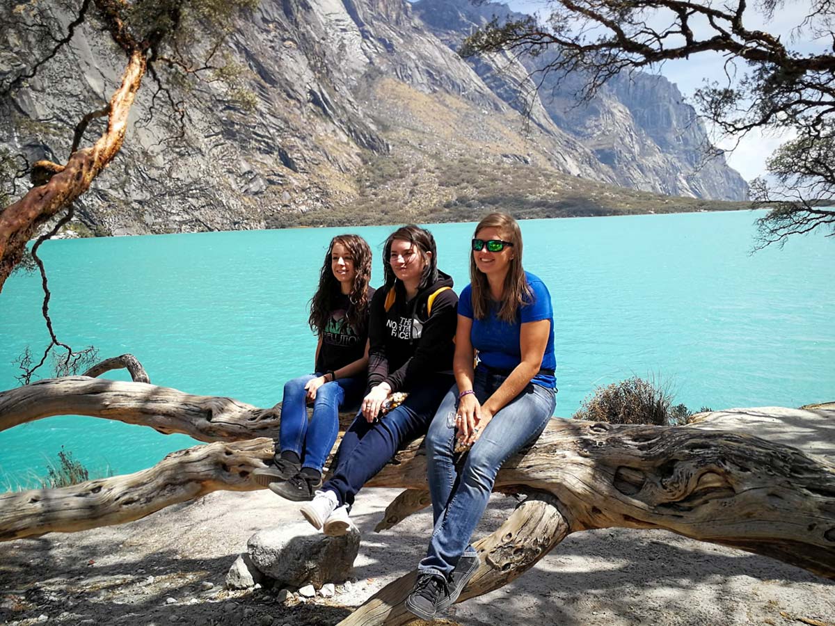 Hikers relax near Portachuelo De Llanganuco