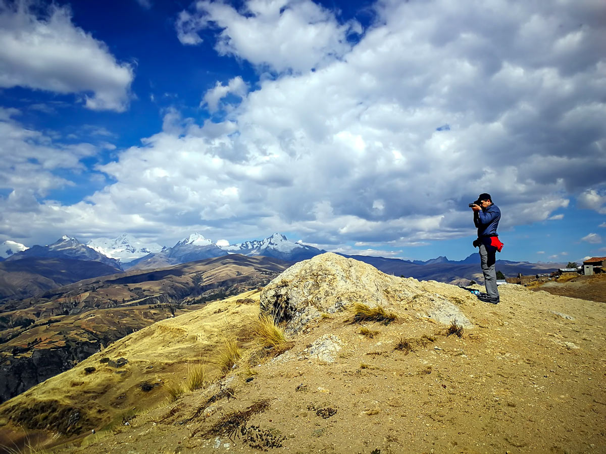 Hiker take photos from Wilkacocha Viewpoint