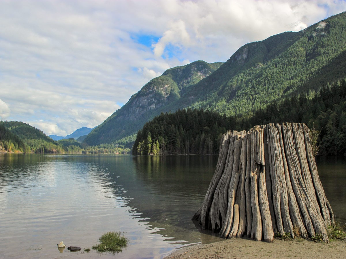 Calm waters beaatuiful mountains at Diez Vistas near Vancouver in British Columbia