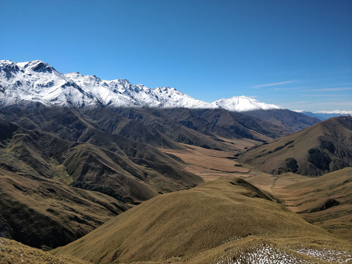 Snow Line on the mountains along Te Araroa trail trekking in New Zealand