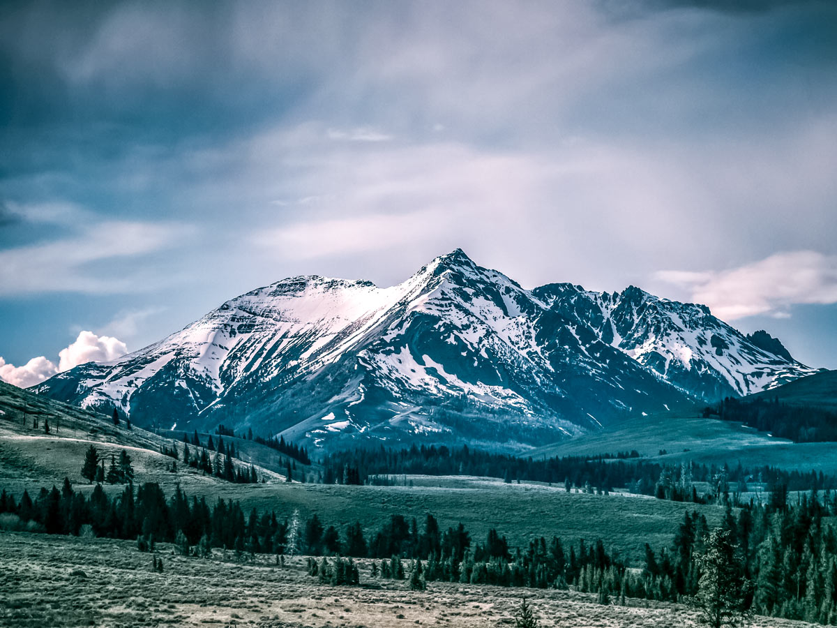 Beautiful moutnains seen from Yellowstone National Park winter