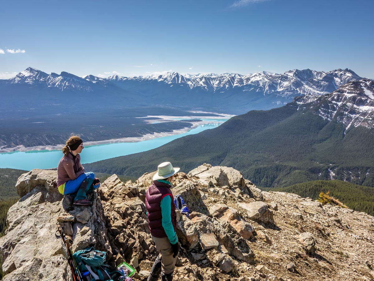 Hikers posing in front of the Abraham Lake on Allstones Ridge