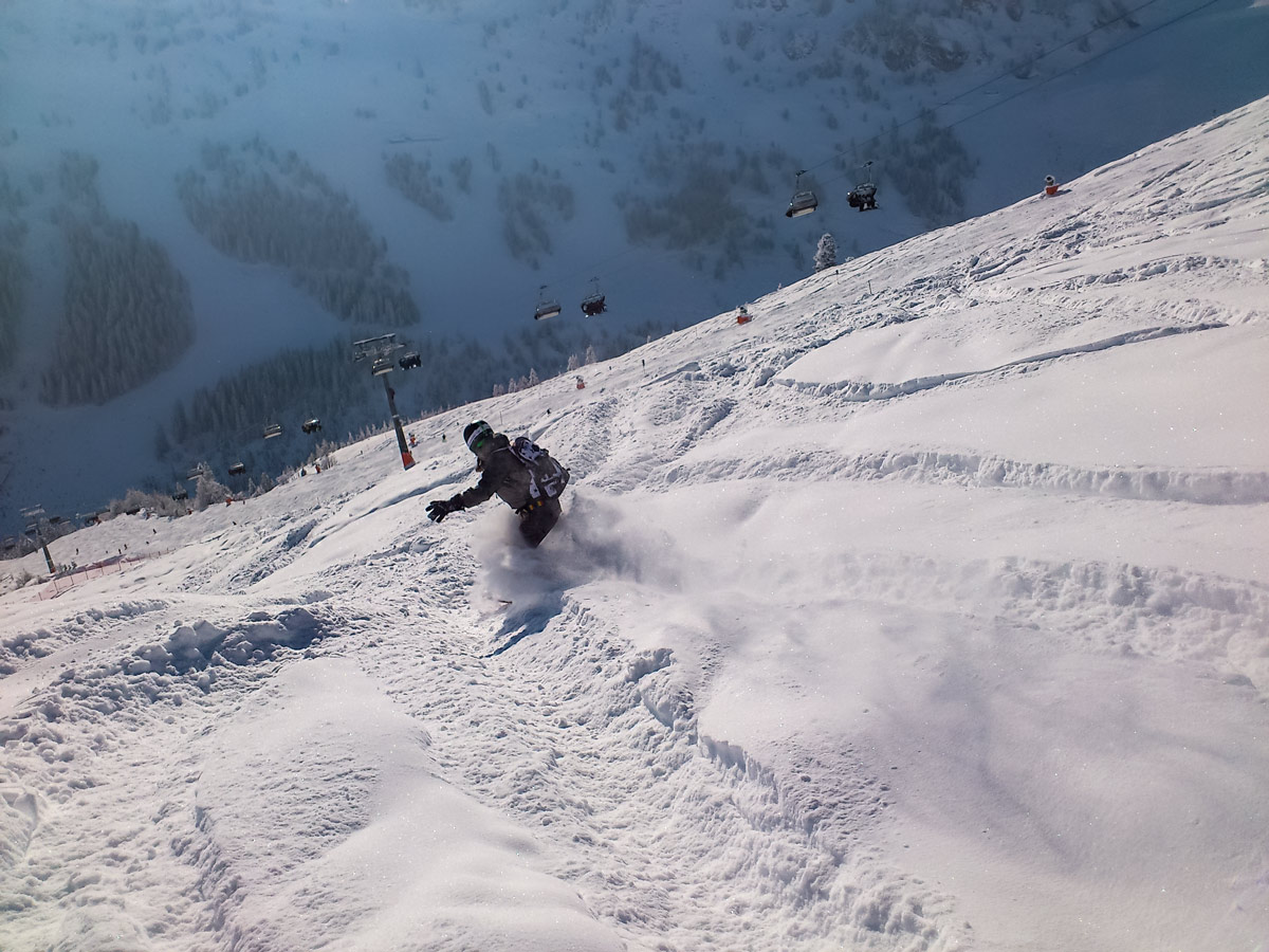 Skiing snowboarding fresh powder in Mayrhofen austria