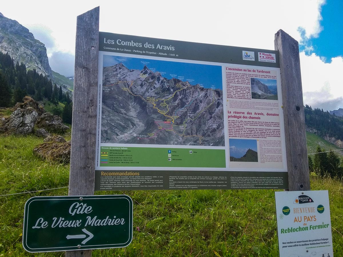 Bombardellaz combe des aravis sign hiking in France