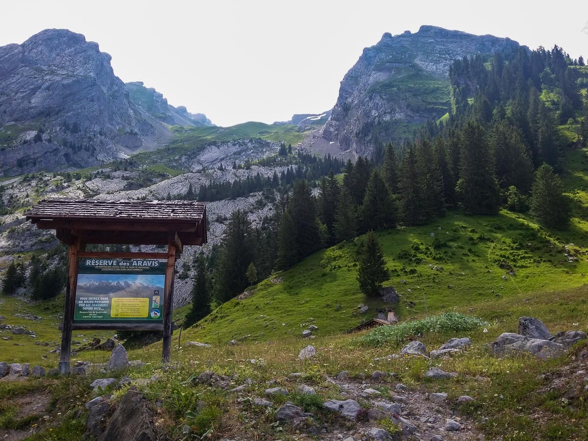 bombardellaz reserve des aravis sign hikinh in France