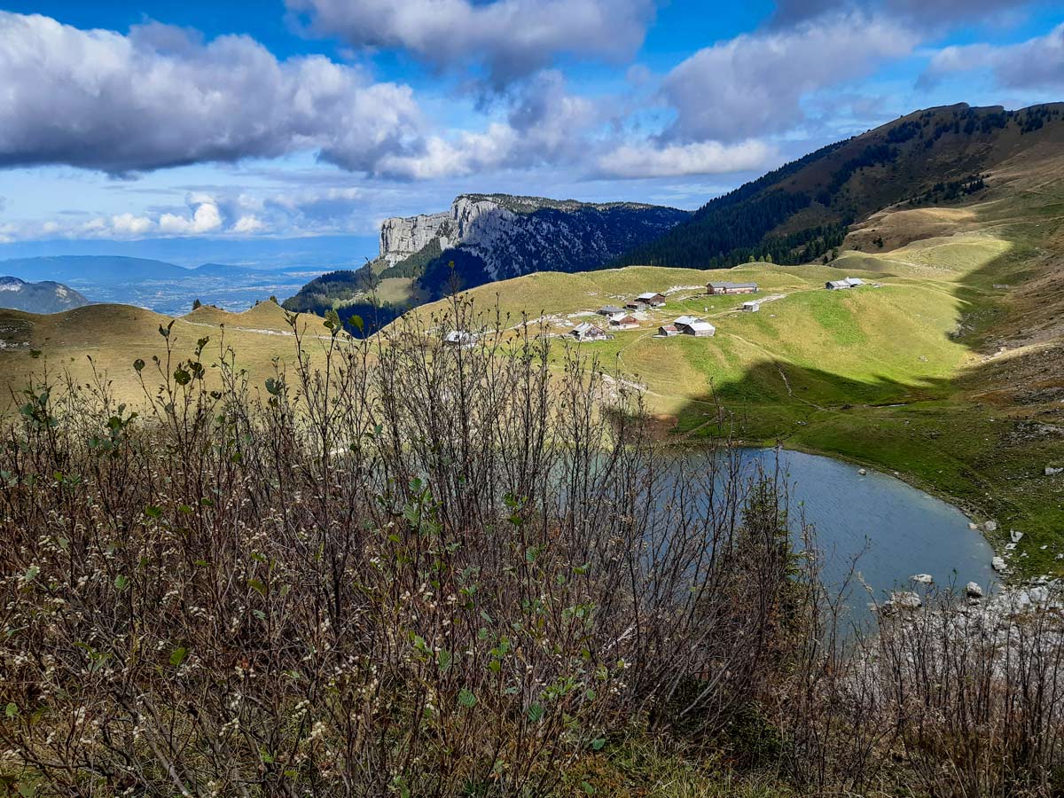 Lac de lessy hiking beautiful mountains in France