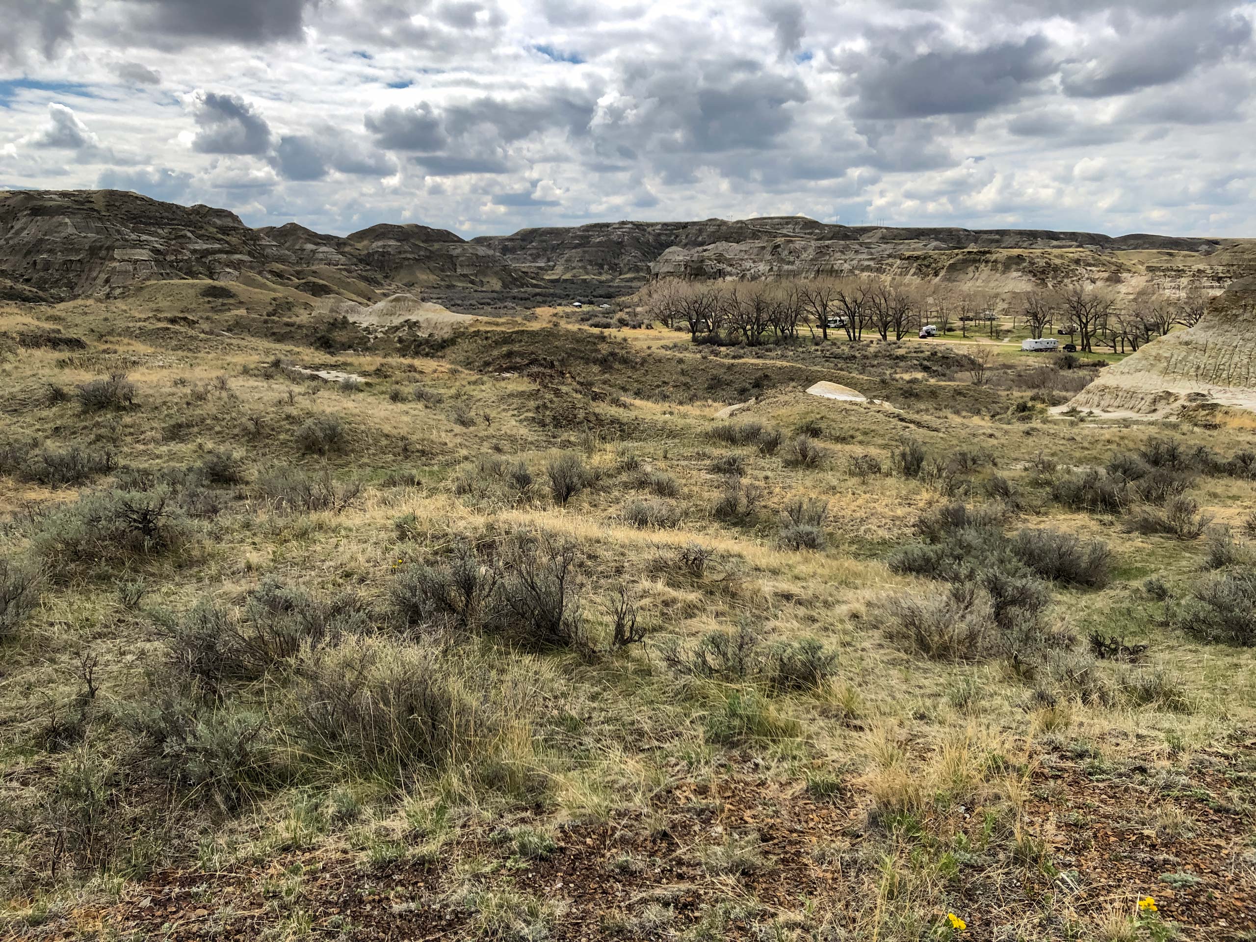 Campers and campsites below Bandlands trail in Dinosaur