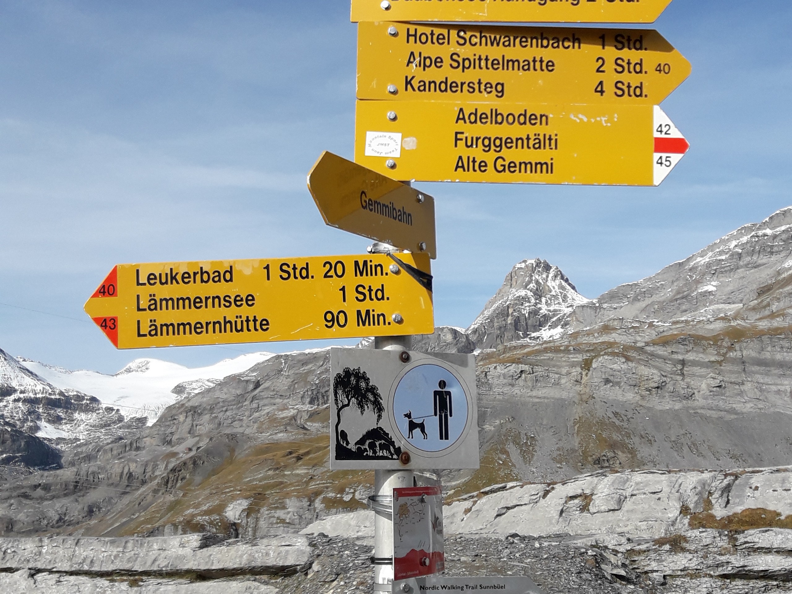 Route signage on a way to Daubensee