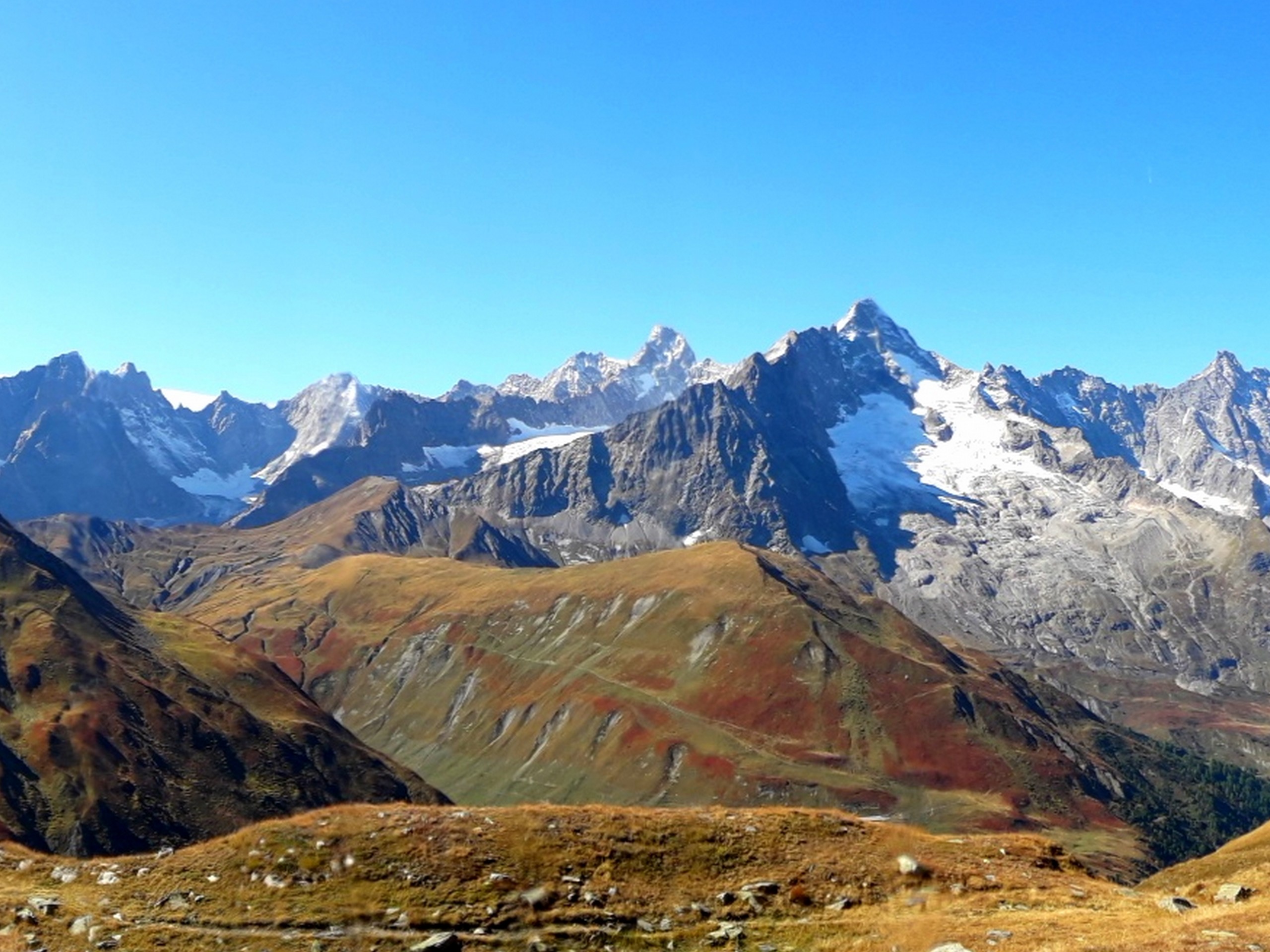 Peaks around the trail of Lacs du Fenetre hike