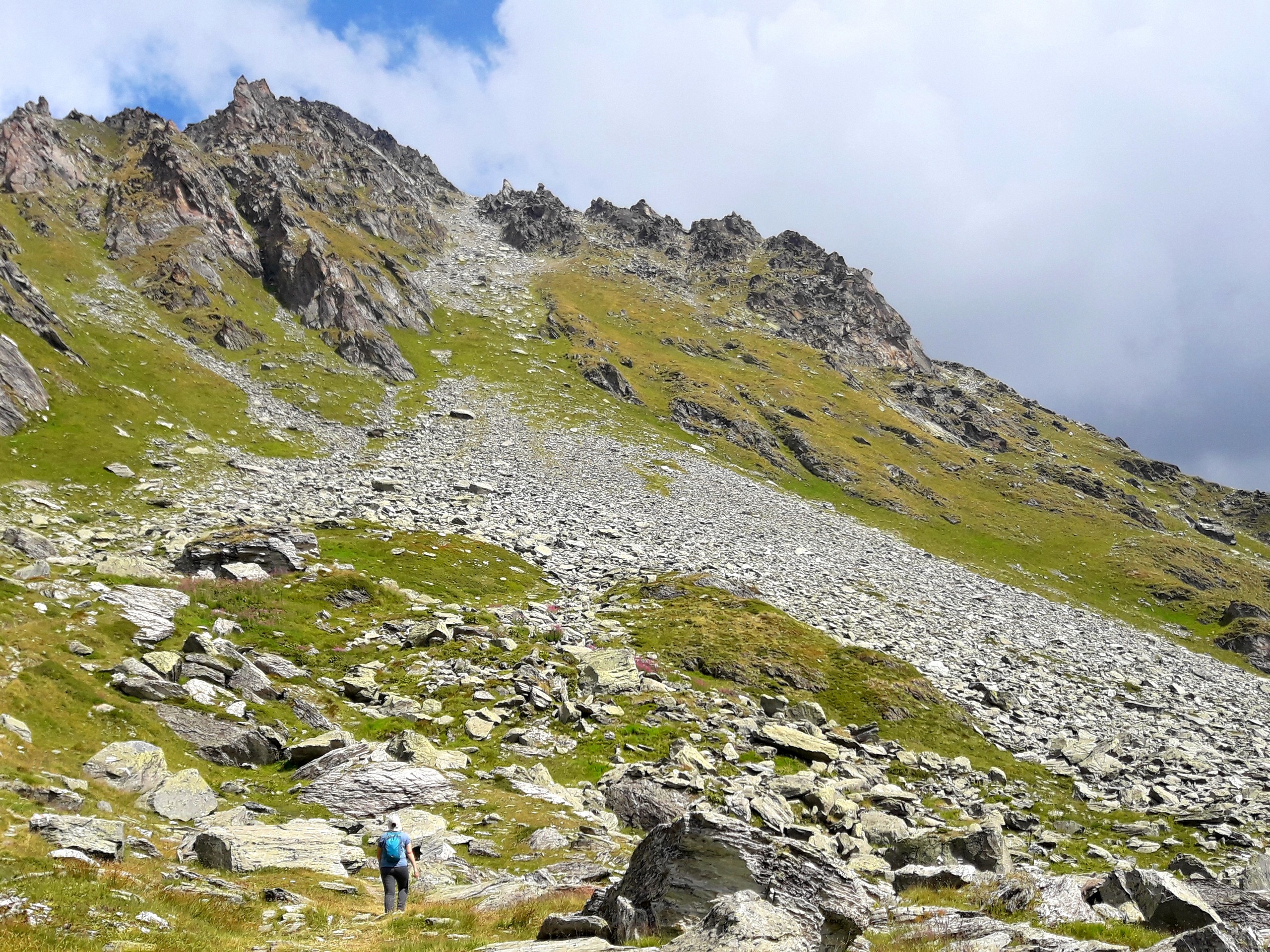 Rocky path from Fontaney to Les Ruinettes