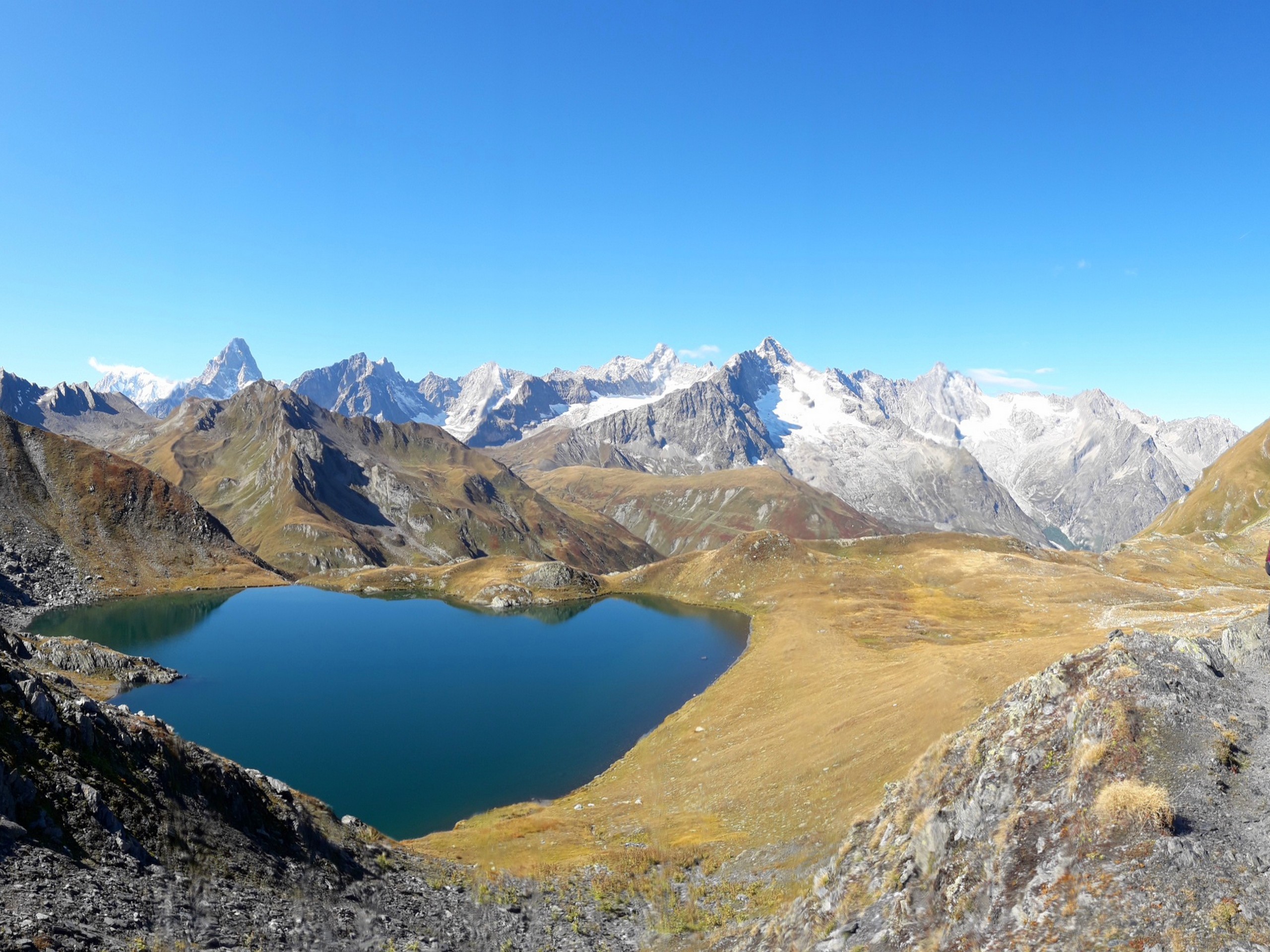 Blue lake along the Lacs du Fenetre route