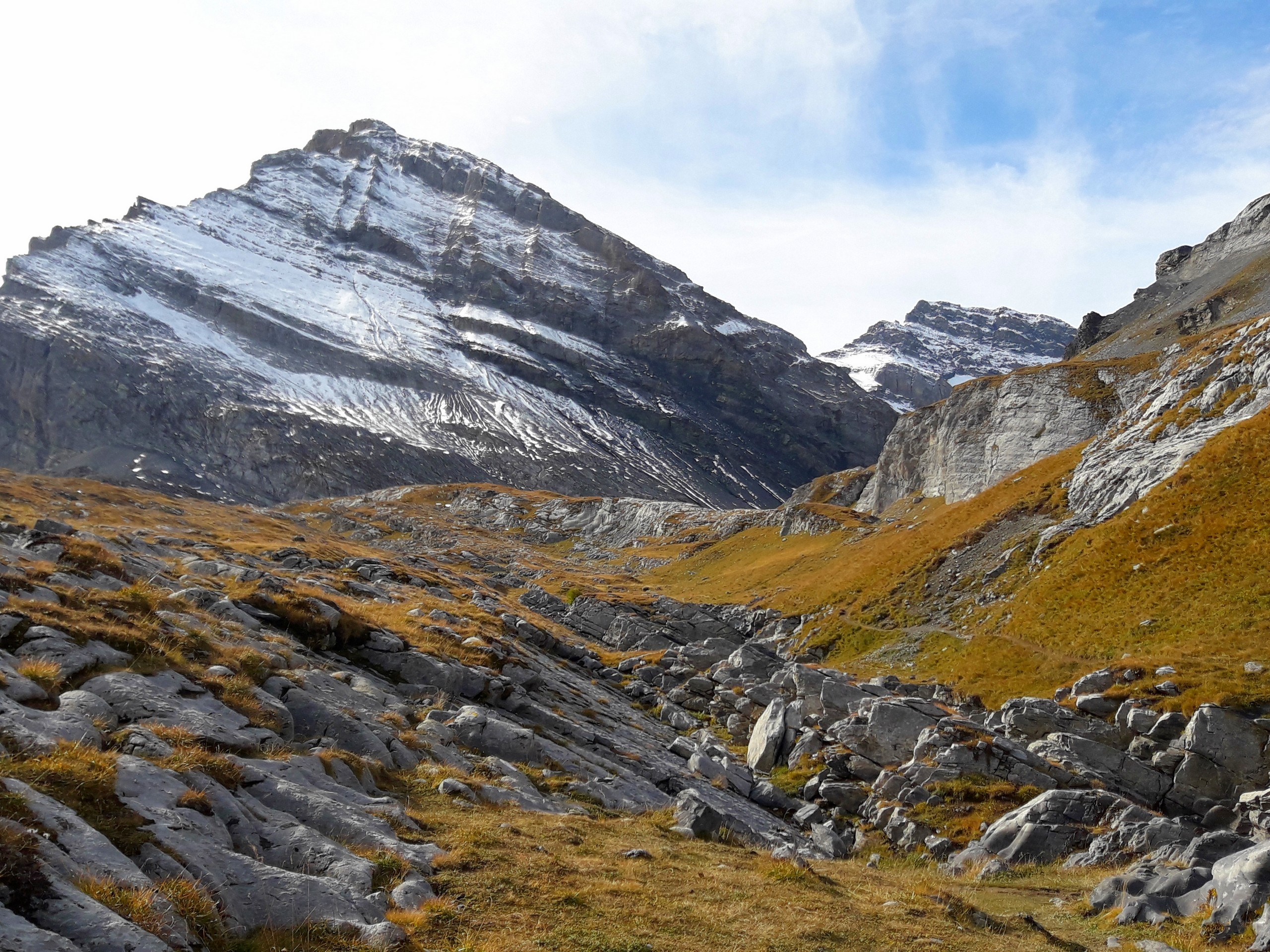 Peaks surrounding the valley of Daubensee