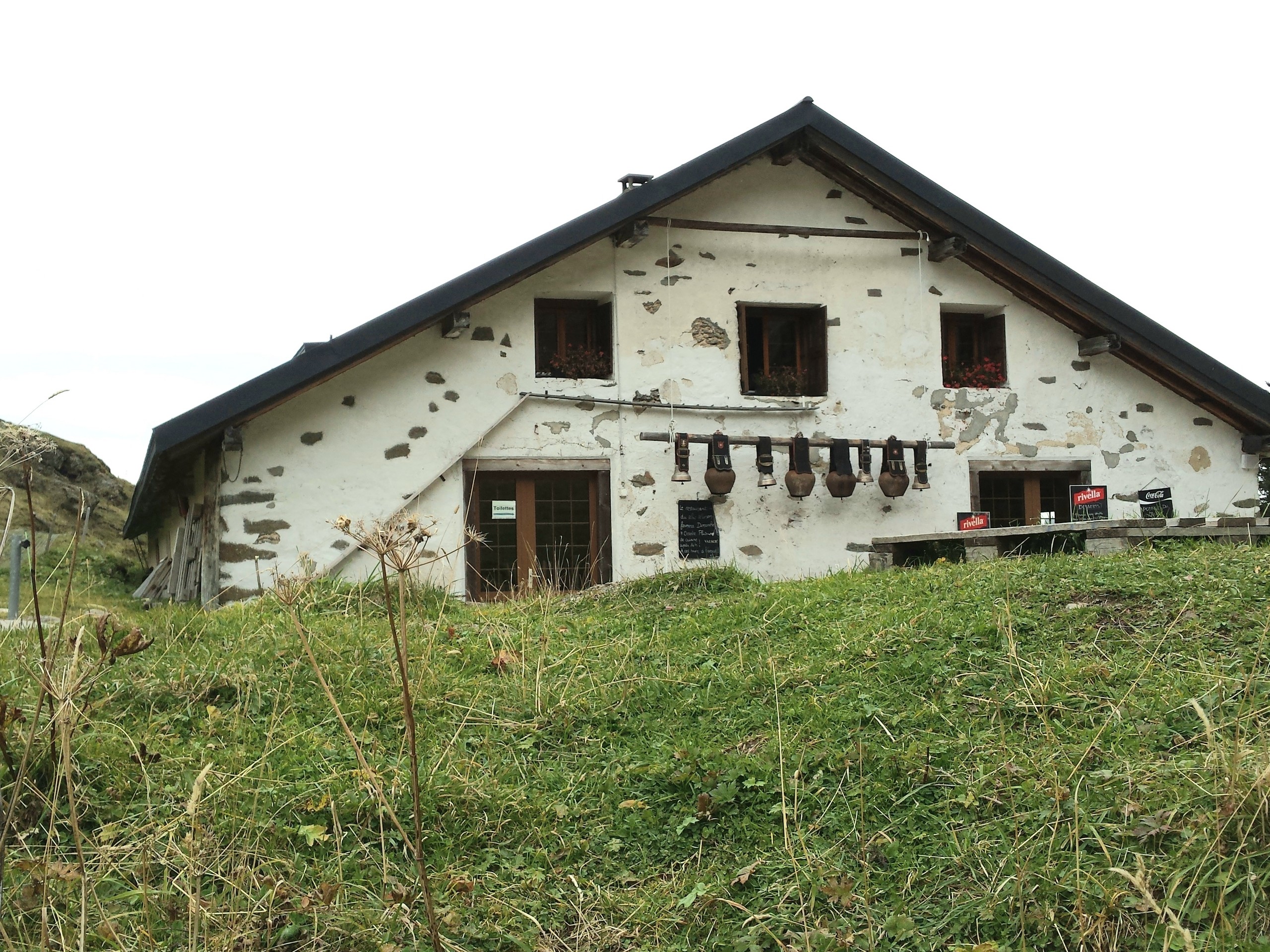 Mountain hut near Lac Loison