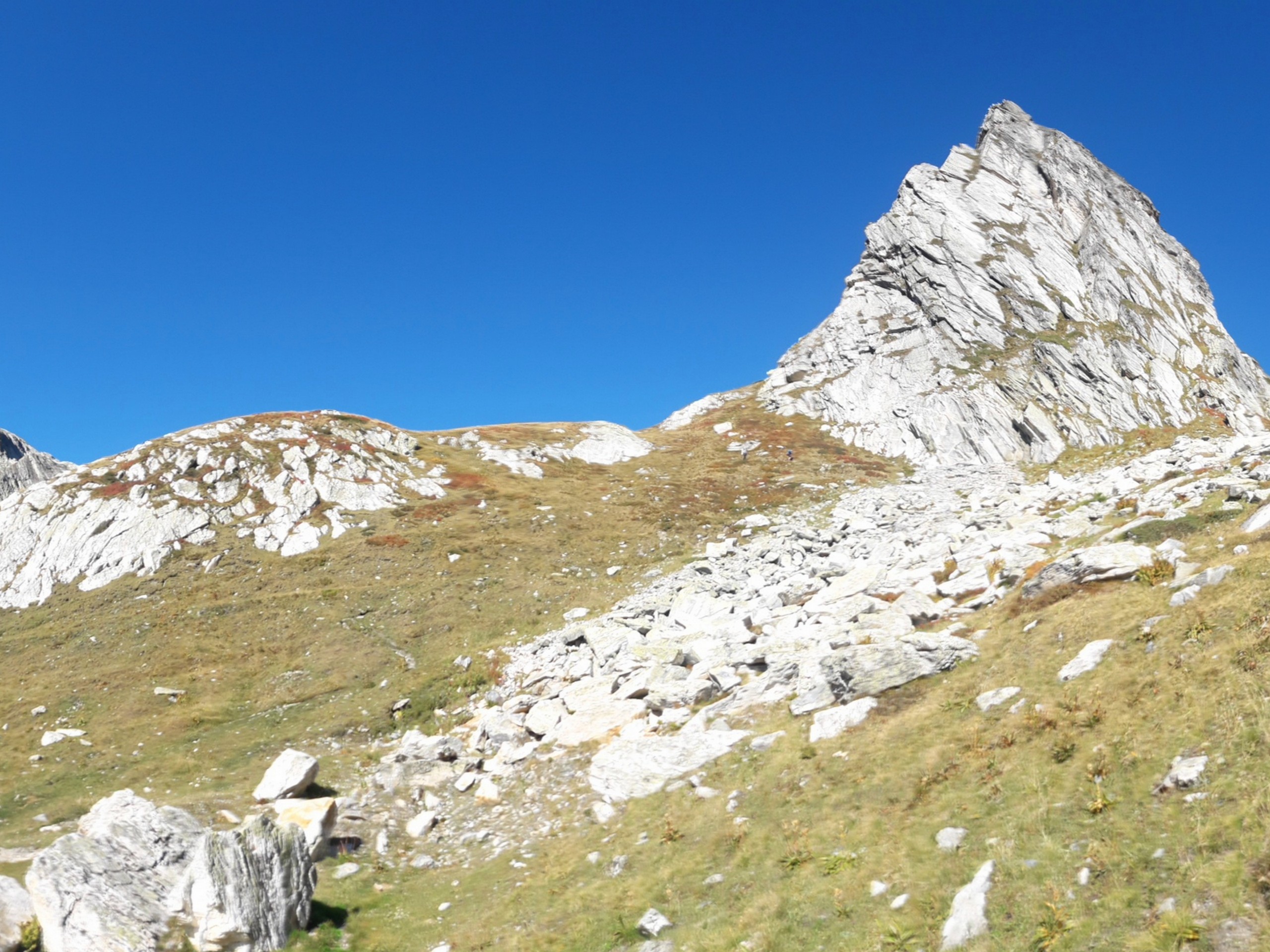 Rock formations along the Lacs du Fenetre