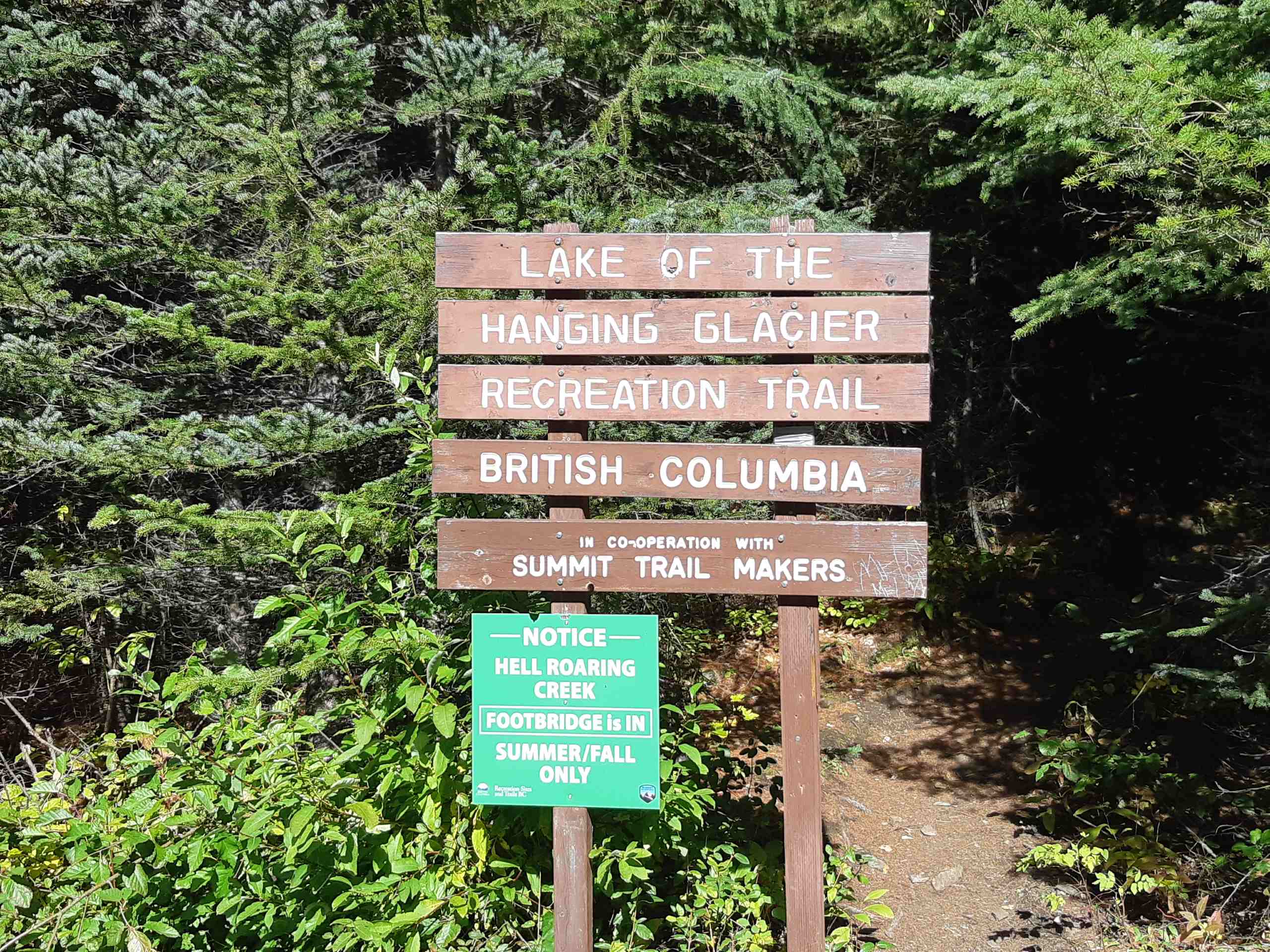 Lake of the hanging glacier