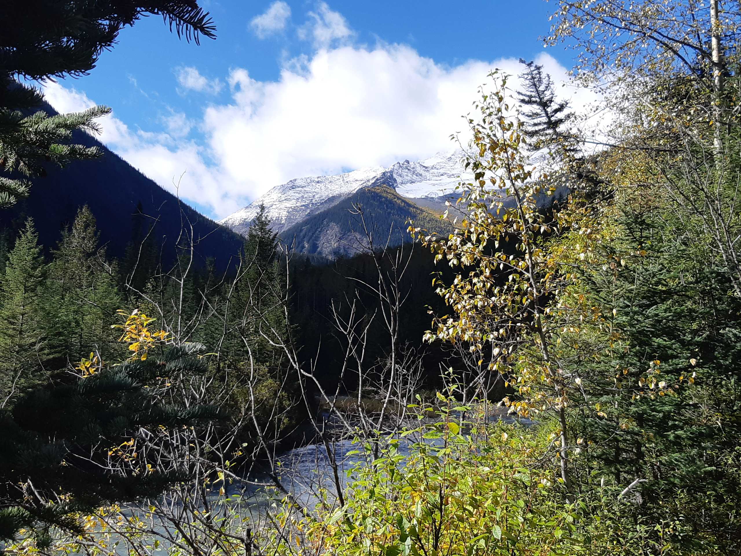 Lake of the hanging glacier